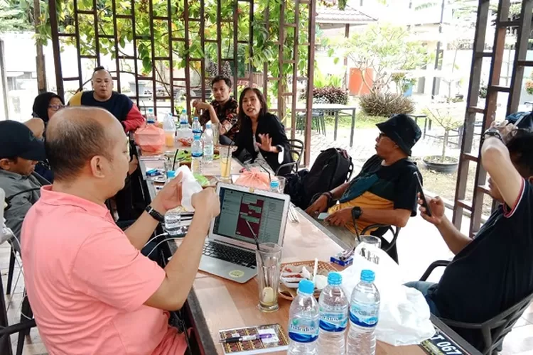 Kordinator DSTF Hardi Dido (depan kiri) saat memberi keterangan terkait HIV di Deli Serdang (Realitasonline.id/zul)