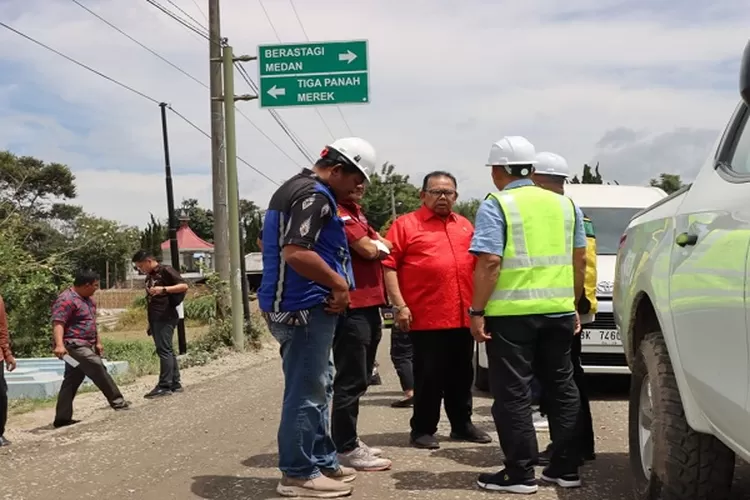 Ketua DPRD Sumut Baskami Ginting (baju merah) berbincang-bincang dengan kontraktor proyek agar menyegerakan penyelesaian pekerjaan jalan Simpang  Tahura-Sinaman sebelum Nataru (Realitasonline.id/mis)