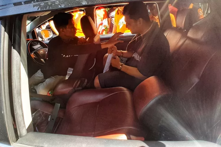 Tersangka pembunuhan driver taksi online di Mugas Dalam Semarang saat melakukan pra rekontruksi. (Ayosemarang.com/ Audrian Firhannusa)