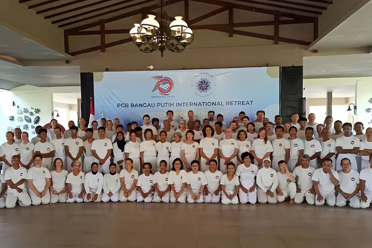 Foto bersama dalam acara "PGB Bangau Putih Internasional Retreat 2023" yang di hadiri oleh para peserta dari berbagai negara. (PGB Bangau Putih)