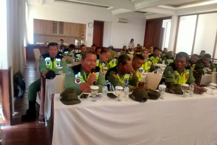 Puluhan anggota Satlinmas se-Kecamatan Tapos diberikan pelatihan di Jimmers Mountain Resort, Cisarua, Kabupaten Bogor.