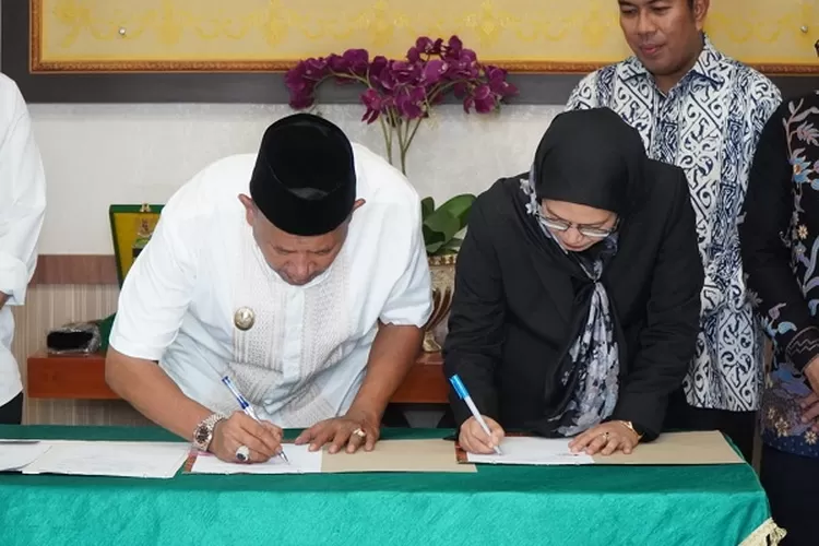 Plt Bupati Langkat dan Rektor UISU bersama-sama mendandatangani MoU fsn MoA (Realitasonline.id/AA)