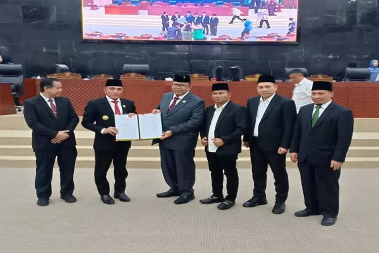 Gubsu dan Ketua DPRD Sumut perlihatkan naskah Perda APBD Provsu tahun anggaran 2024 usai ditandatangani kesepakatan bersama (Realitasonline.id/mis)