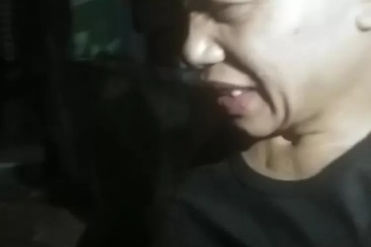 Pelaku yang dipergoki mencuri sebuah televisi di salah satu rumah di RT2/1 Kelurahan Ratujaya, Kecamatan Cipayung pada Jumat 