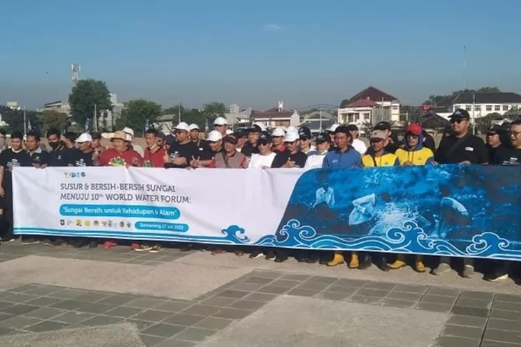 Berbagai stakeholder usai melakukan bersih-bersih Sungai BKT Semarang.  (Humas Pemkot)