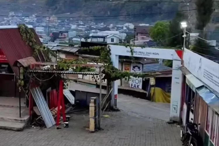 Penampakan Dieng Membeku Muncul Embun Es Dan Suhu Minus Hingga 3 Derajat Celcius Ayo Jakarta 3448