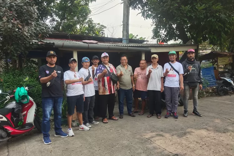 Tim Bacaleg Partai Perindo untuk DPRD Kota Depok dari Dapil Pancoranmas, Tati Sri Hardina, membagikan minyak goreng untuk warga RT5, RT6, RT7, RW8, lingkup RW8, Kelurahan Depok Jaya, Kecamatan Pancoranmas, Kota Depok, Jumat (28/7). (Tati Sri Hardina For Radar Depok)