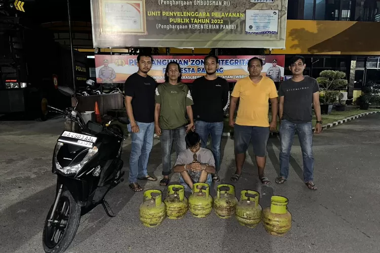 Tim Klewang Satreskrim Polresta Padang meringkus seorang pria pelaku pencurian 6 buah tabung gas 3kg, Sabtu 29 Juli 2023. (IST)