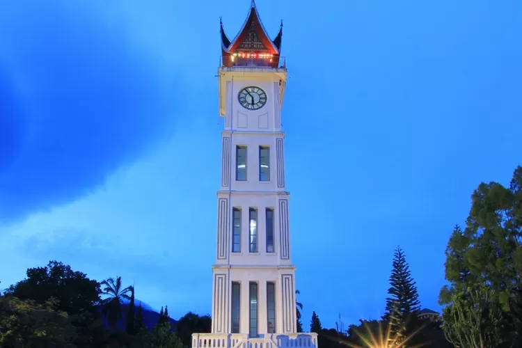 Jam gadang ikon masyarakat di Minangkabau (indonesiakaya.com)
