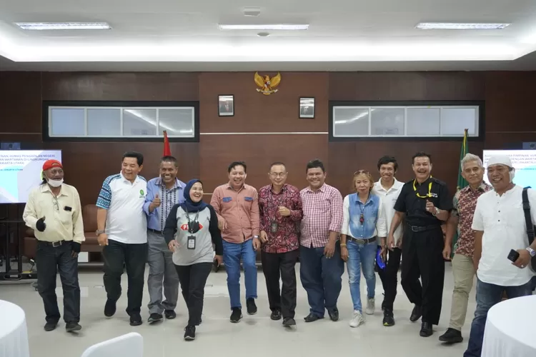 Ketua PN Jakarta Utara Khamim Thohari, dua pejabat Humas dengan wartawan di Koordinatoriat PWI PN/Kejari Jakarta Utara