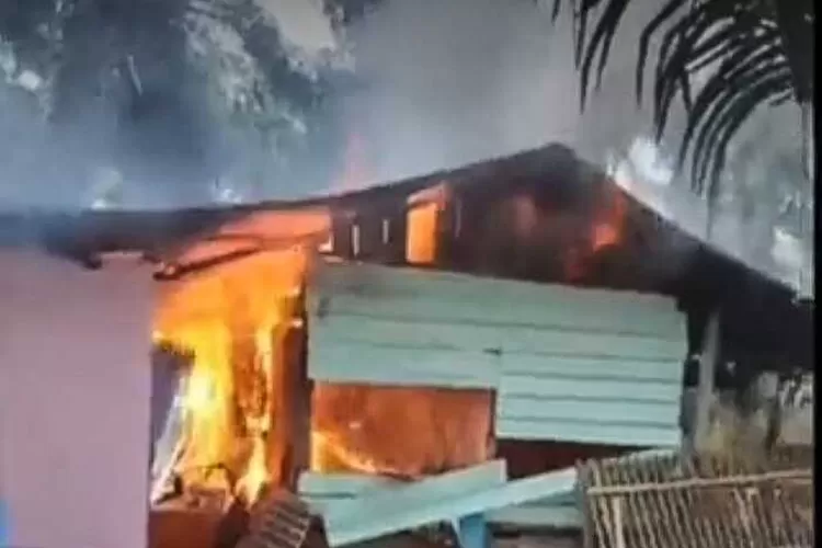 Video viral aksi emak-emak membakar warung remang-remang diduga lokasi prostitusi (Tangkap layar Twitter/@Heraloebss)