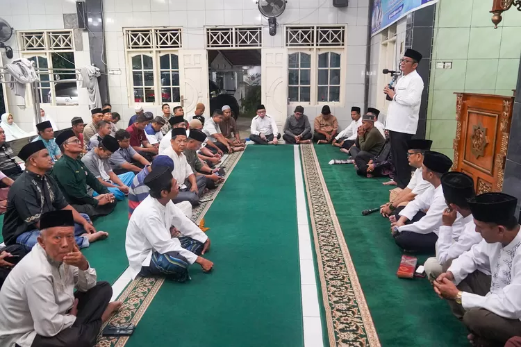 Wako Hendri Septa  pada kegiatan Subuh Sajadah di Mushalla Husnul Fatimah, RT03 RW02, Kelurahan Lubuk Begalung Nan XX. (Prokopim Pdg)