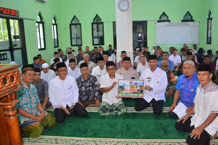 Wako Hendri Septa menyerahkan bantuan hibah Pemko Padang sebesar Rp10 juta untuk Masjid Baitul Ihsan Tanah Sirah Piai. (Prokopim Pdg)