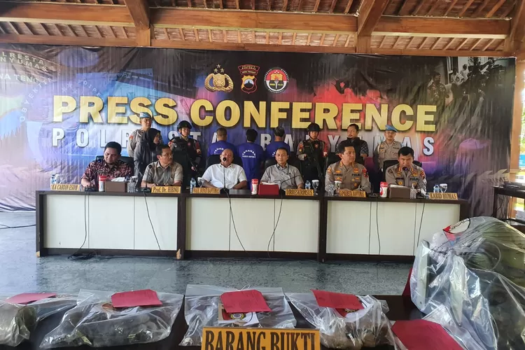 Rilis kasus kecelakaan kerja tambang di Banyumas. Dari kasus ini polisi mengamankan 4 tersangka.  ((Polda Jateng))