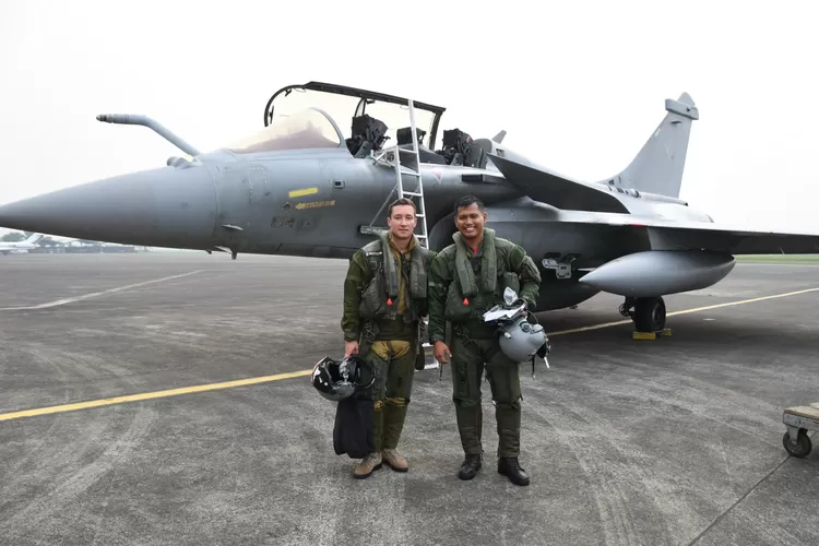 Penerbang tempur TNI AU Mayor Pnb Dedi 'Kingbee' Andres bersama pilot AU Ptancis jajal Rafale.  (Dispenau)