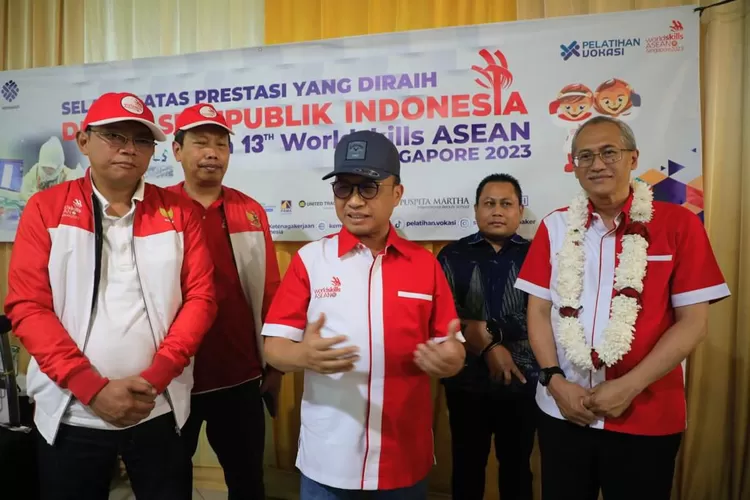 Sekjen Kemnaker Anwar Sanusi (tengah) menyambut delegasi Indonesia dari ajang 13th Worldskills ASEAN (WSA) Tahun 2023. 
