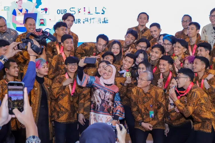 Menaker Ida Fauziyah di tengah-tengah para delegasi Indonesia ke WSA 2023.
