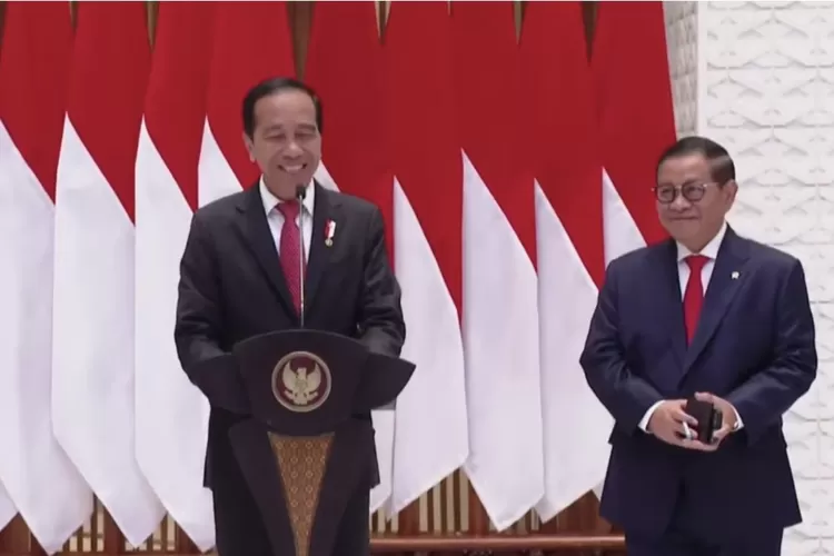 Presiden Joko Widodo didampingi Menteri Sekretaris Kabinet Pramono Anung menegaskan tidak ikut cawe-cawe dalam urusan internal Partai Golkar sebelum bertolak ke Tiongkok menghadiri undangan sahabatnya Presiden Xi Jinping  (AG Sofyan )