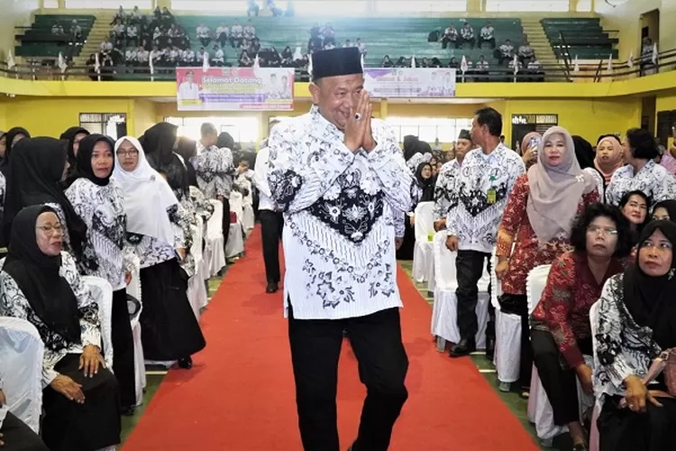 Plt Bupati Langkat Syah Afandin saat tiba diacara Seminar Internasional Pendidikan diselengarakan PGRI (Realitasonline.id/AA)