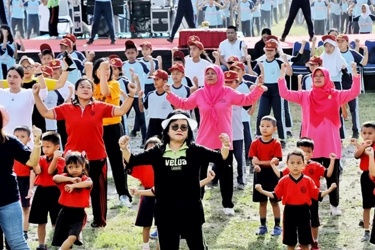 Bunda PAUD Ny Ratnawati Radiapoh melakukan senam massal bersama ribuan pelajar dalam rangka KSS  (Realitasonline/SS)