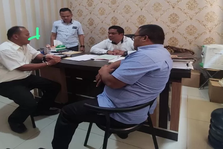 Pelaku saat di serahkan ke Polres Humbahas  (Realitasonline.id/dok)