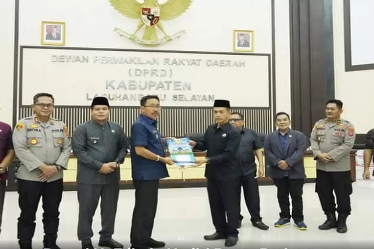 Ketua DPRD Labusel Ediy Parapat menyerahkan Ranperda PjP APBD Labusel 2022 menjadi Perda kepada Bupati Labusel   H. Edimin (Realitasonline.id/RS)