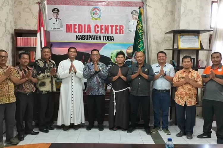  Pengurus LP3KD  Kabupaten Toba dan panitia Pesparani Katolik bersama Bupati Toba  Poltak Sitorus usai audiensi (Realitasonline.id/MS)