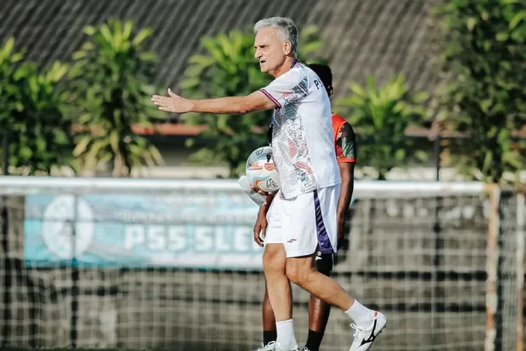 Pelatih PSS Sleman Marian Mihail memimpin latihan jelang lawan RANS Nusantara di BRI Liga 1. (Instagram @pssleman)