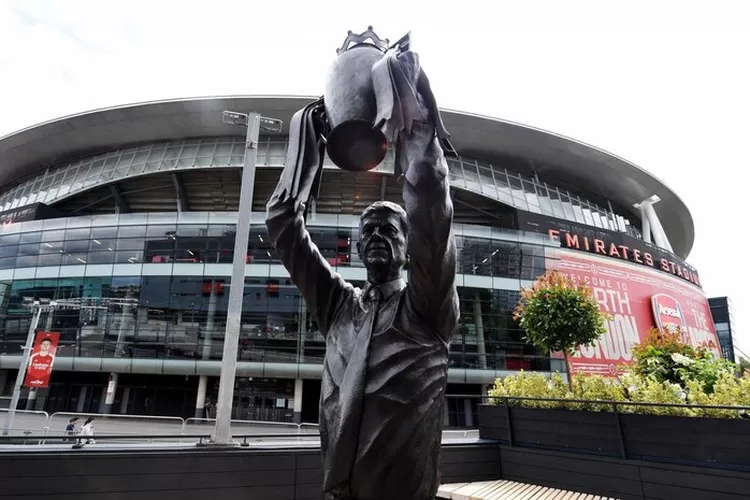 Patung perunggu Arsene Wenger di depan Stadion Emirates markas Arsenal.  (Tangkap layar twitter/@arsenalbuzzcom)