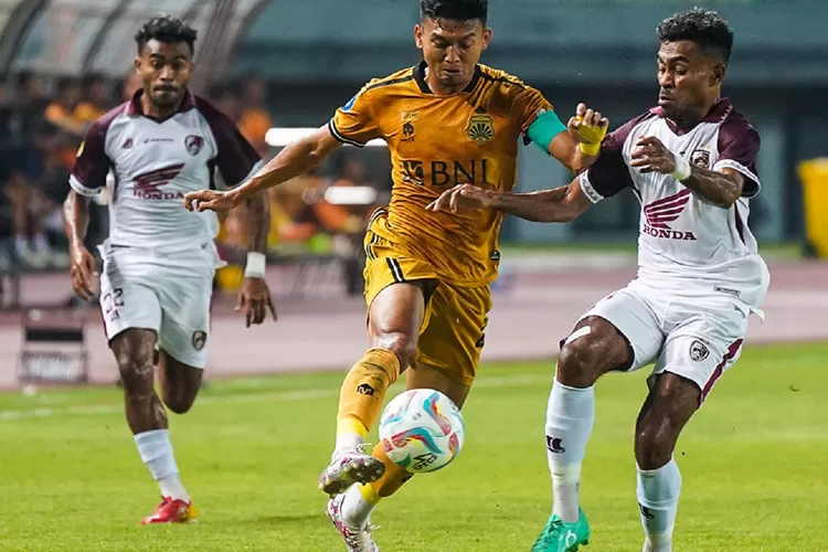 Kapten Bhayangkara Solo FC, Dendy Sulistyawan saat berduel dengan Bek Kiri PSM Makassar, Yakob Sayuri.