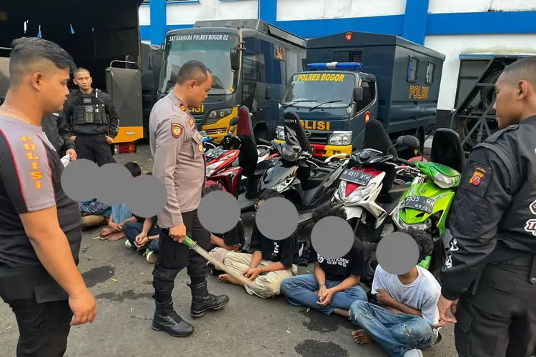 Sejumlah anggota gengster di ringkus polisi di Nanggewer, Kecamatan Cibinong, Kabupaten Bogor, Minggu 30 Juli 2023. Barangbukti berupa pedang hingga jimat diamankan. (Polres Bogor)