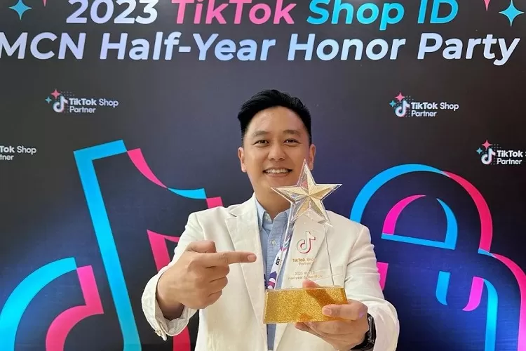 David Nugroho (CEO &amp; Founder DCT Agency) menerima penghargaan sebagai 5 Star Multi Channel Network (MCN) pertama di Indonesia dalam ajang TikTok Shop ID MCN Half-Year Honor Party 2023 di Jakarta  (Ist)