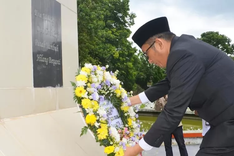  Wali Kota Padang, Hendri Septa Memberikan Karangan Bunga untuk Menghormati Pahlawan Nasional asal Sumatera Barat, Bagindo Aziz Chan (instagram.com)