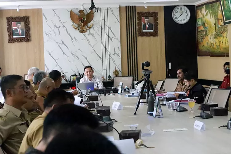 Pansus 2 DPRD Kota Bandung melakukan rapat kerja membahas Rancangan Peraturan Daerah (Raperda) Kota Bandung tentang Pajak Daerah dan Retribusi Daerah, di Ruang Rapat Komisi D DPRD Kota Bandung, kemarin ini. Dani/Humpro DPRD Kota Bandung