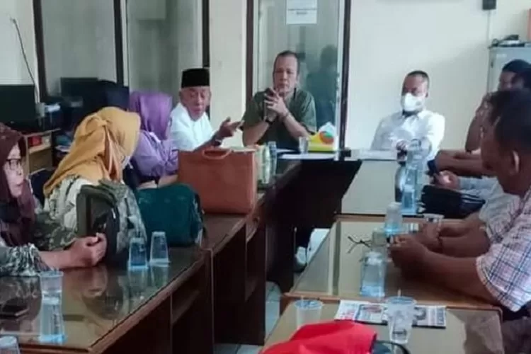 Ketua PWI Sumut Farianda Putra Sinik saat memimpin rapat pengurus membahas penganggendakan kegiatan UKW dan kenaikan tingkat anggota PWI diakhir Agustus 2023 (Realitasonline.id/Dok)