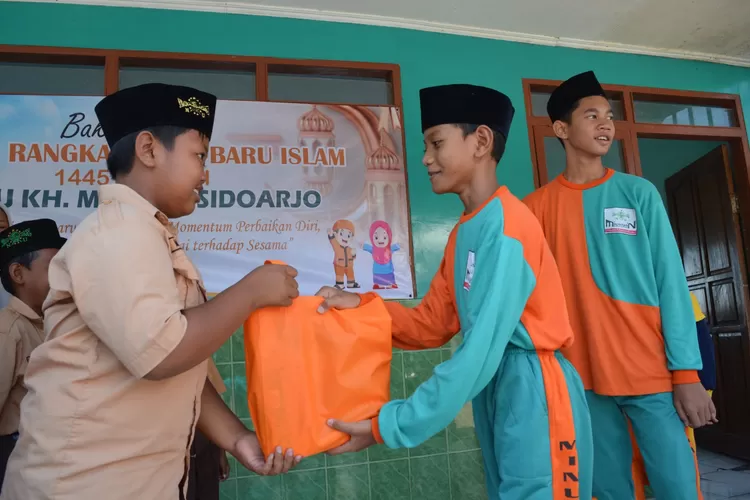 MI NU KH Mukmin Sidoarjo melakukan kegiatan bakti sosial (Anas/Klikaktual)