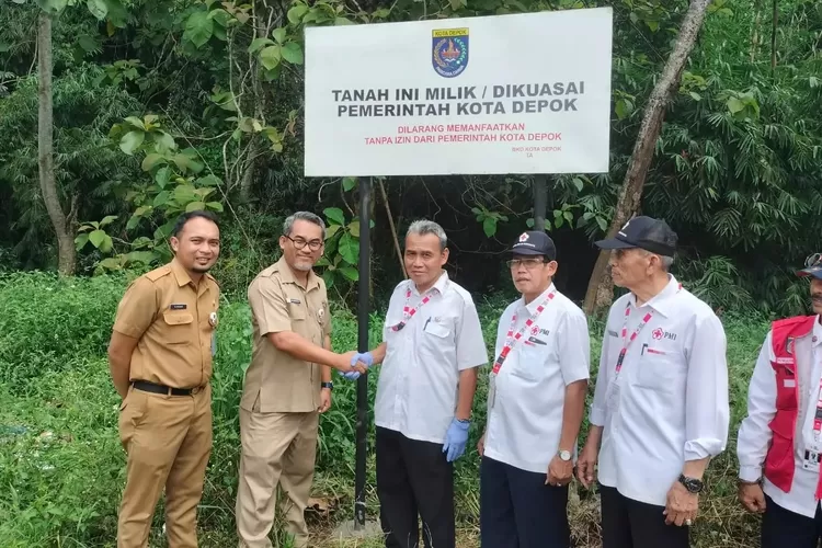 Palang Merah Indonesia (PMI) Kota Depok berencana memindahkan kendaraan operasional yang kian terus bertambah dan gudang logistik ke lahan yang sudah diberikan oleh Pemerintah Kota (Pemkot) Depok.  Laporan : Andika Eka Maulana Melalui Bidang Aset BKD Kota Depok menyerahkan tanah kepada PMI Kota Depo (andika eka)