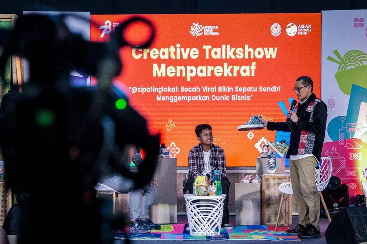 Dengan modal awal Rp100 ribu, kini omzet dari hasil inovasi kakak beradik ini Rp10 juta sebulan dengan mengolah bahan bekas jadi sepatu. (Foto: Kemenparekraf.go.id)