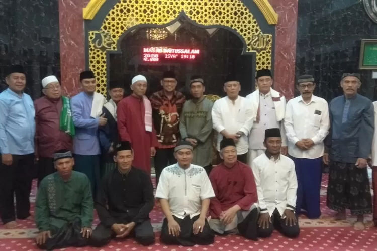 Wakil Walikota Depok, Imam Budi Hartono membagikan santunan kepada anak yatim di Masjid Baitusalam, RW7, Kelurahan Sukamaju Baru, Kecamatan Tapos. (andika eka)