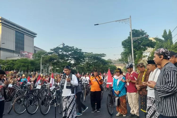 Wakil Gubernur Jawa Tengah Taj Yasin Maimoen melepas belasan ribu peserta Onthel Kebangsaan 2 di Semarang, Minggu (30/7/2023).  (ANTARA/Dok)