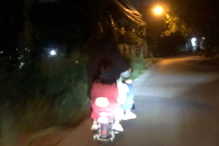 Pengendara sepeda listri di kawasan Sawangan. (Radar Depok )