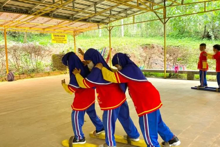 Wisata edukasi di Kampung Kahuripan Cirangkong, arena bermain anak sembari belajar. (jabarnews)