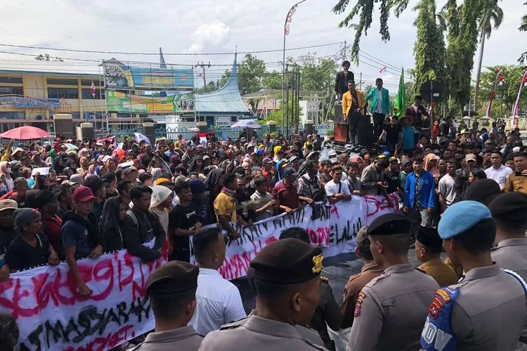 Ratusan masyarakat dari masyarakat Nagari Air Bangis, Kabupaten Pasaman Barat, mengelar aksi di kantor Gubernur Sumbar, Senin 31 Juli 2023. (harianhaluan.com - Jefrimon)