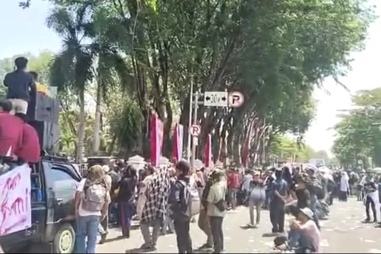 Masyarakat Air Bangis pasaman Barat unjuk rasa di kantor Gubernur Sumbar (harianhaluan.com - Jefrimon)