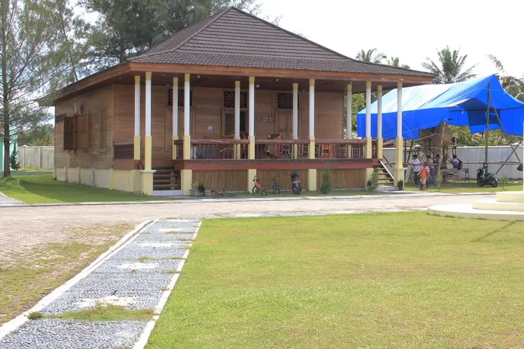 Rumah panggung di Pariaman dengan tradisi tabuik (Indonesiakaya.com)