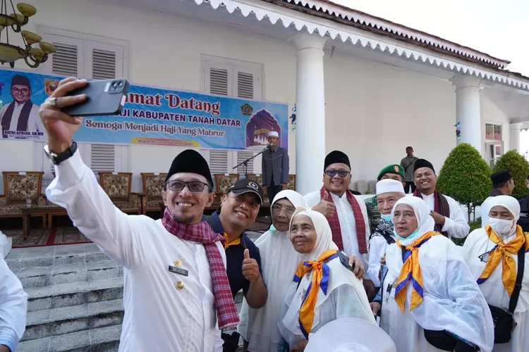 Bupati Eka Putra menyambut kepulangan jamaah haji asal Tanah Datar. (Prokopim)  