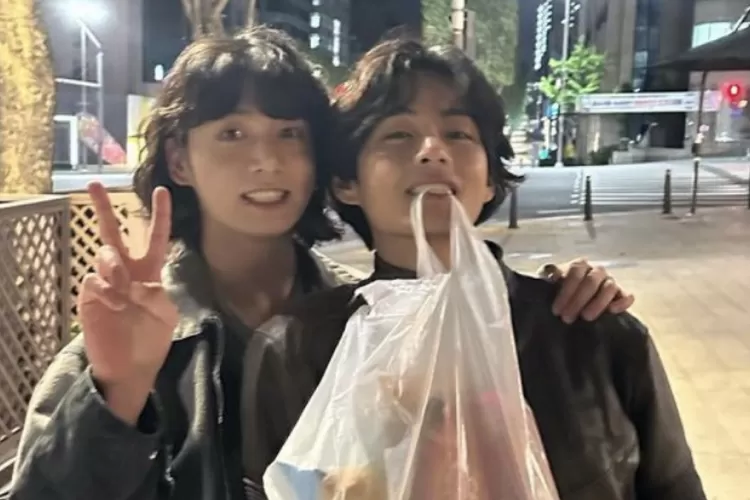 Beri Dukungan Untuk Penampilan Solo Jungkook BTS, V BTS Hadir di Acara Musik Inkigayo (Gorajuara.com/dok: Instagram @thv)