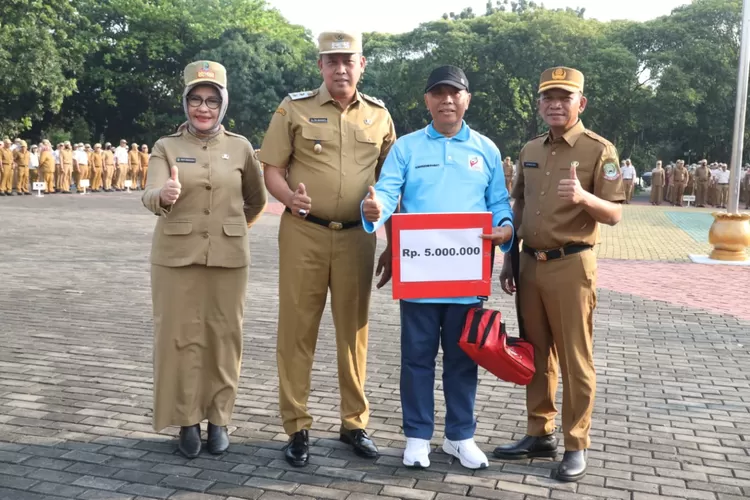 Plt Wali Kota Bekasi Tri Adhianto bersama penyintas stroke yang gelar aksi jalan kaki ke Yogyakarta-Bandung. (Pemkot Bekasi)