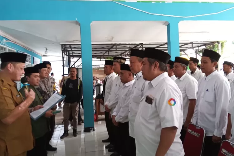 Para Ketua RT dan Ketua RW saat dilantik Kades Curug