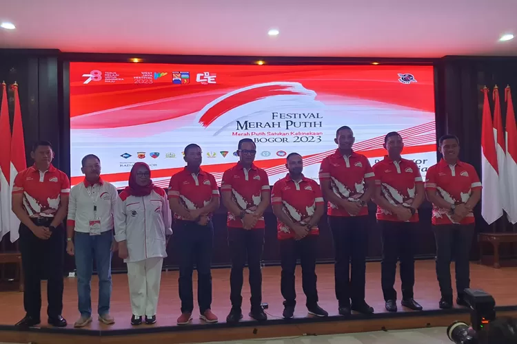 Wali Kota Bogor, Bima Arya (tengah) berfoto bersama panitia dan tokoh lainnya saat pembukaan Festival Merah Putih, Senin (31/7) (RBG.id)